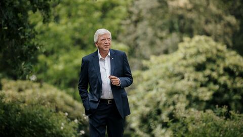 Volker Bouffier im Grünen Ministerpräsident Volker Bouffier in einem Garten stehend.