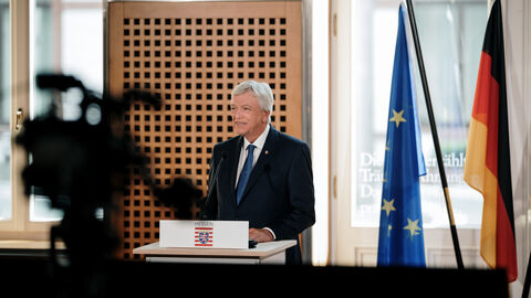 Ministerpräsident Bouffier bei einer Pressekonferenz Ministerpräsident Bouffier bei einer Pressekonferenz