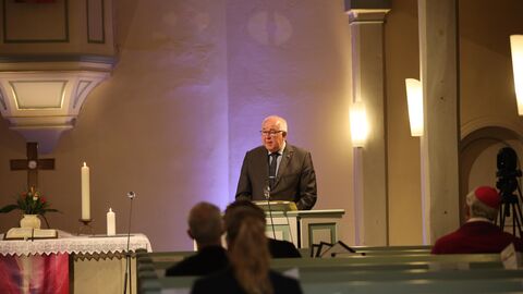 Bürgermeister Hartmut Linnekugel (Stadt Wolfhagen) bei Gedenkfeier, Volkmarsen