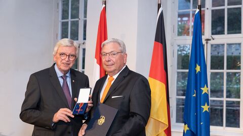 Auszeichnungen zu "75 Jahre Hessen"