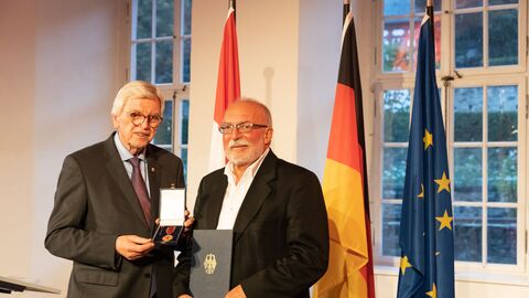 Auszeichnungen zu "75 Jahre Hessen"