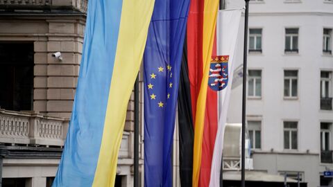Trauerbeflaggung wegen Angriff auf Ukraine Trauerbeflaggung vor der Staatskanzlei wegen Angriff auf Ukraine