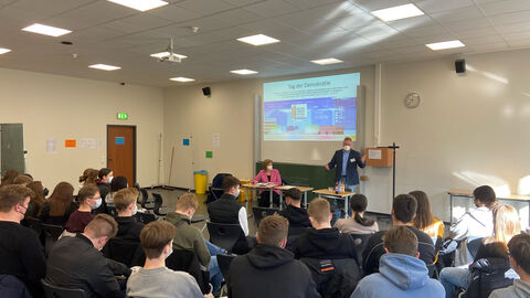 (v. l. n. r.): Justizministerin Eva Kühne-Hörmann mit Martin Wohlrab (Fachbereichsleiter)