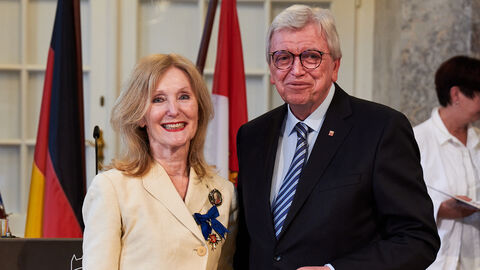 Inge von Alvensleben aus Gießen ist eine echte Allrounderin bei ihren ehrenamtlichen Tätigkeiten. Sie erhielt den Hessischen Verdienstorden vom Ministerpräsidenten aufgrund ihres vielfältigen Engagements in der Stadt Gießen. 