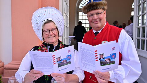 Nach rund zwölf Jahren legt der dienstälteste Regierungschef, Ministerpräsident Volker Bouffier, morgen im Hessischen Landtag sein Amt nieder. Heute Abend wurde er mit einer feierlichen Serenade im Wiesbadener Schloss Biebrich verabschiedet. Unter den Gästen waren viele politische Weggefährten und Freunde des Ministerpräsidenten sowie Vertreter der Kirchen, der Medien, aus der Wirtschaft, dem Sport und der Gesellschaft.