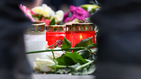 Ministerpräsident Boris Rhein und die Regierende Bürgermeisterin von Berlin Franziska Giffey haben am Donnerstagabend am Tatort Blumen für die Opfer der Todesfahrt in Berlin niedergelegt.
