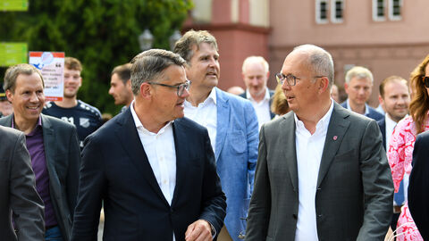 Ministerpräsident Boris Rhein eröffnet die traditionelle Südhessen-Messe auf dem Wiesenmarkt Erbach Ministerpräsident Boris Rhein eröffnet die traditionelle Südhessen-Messe auf dem Wiesenmarkt Erbach
