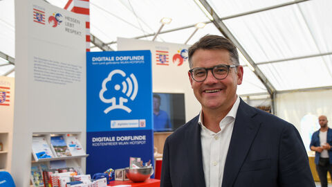 Ministerpräsident Boris Rhein eröffnet die traditionelle Südhessen-Messe auf dem Wiesenmarkt Erbach Ministerpräsident Boris Rhein eröffnet die traditionelle Südhessen-Messe auf dem Wiesenmarkt Erbach