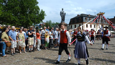 Ministerpräsident Boris Rhein eröffnet die traditionelle Südhessen-Messe auf dem Wiesenmarkt Erbach Ministerpräsident Boris Rhein eröffnet die traditionelle Südhessen-Messe auf dem Wiesenmarkt Erbach