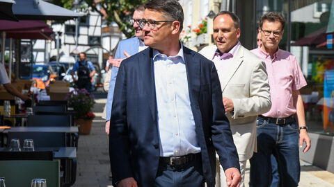 Boris Rhein auf dem Wochenmarkt in Bad Nauheim