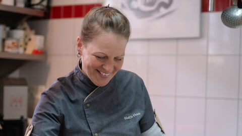 Katja Hack in Aktion als Köchin auf Sterneniveau