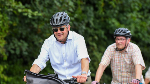 Ministerpräsident Boris Rhein fährt Fahrrad