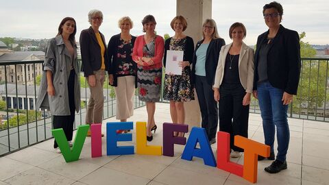 Staatssekretärin Janz bei der Übergabe des Förderbescheids