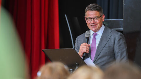 Boris Rhein bei der Einschulungsfeier der Schule in Erlenbach in Frankfurt