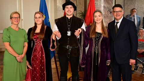 Ministerpräsident Boris Rhein mit seiner Frau Tanja Raab-Rhein mit Junker Hans und seine Burgfräulein aus Neustadt; Tom Streichert, Anna Mix und Mona Henkel. 