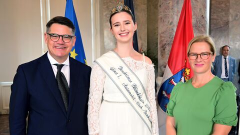 Ministerpräsident Boris Rhein mit seiner Frau Tanja Raab-Rhein und die Blütenkönigin Gina I., Gina Steinbrenner