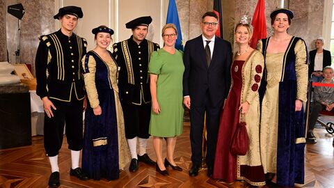 Ministerpräsident Boris Rhein mit seiner Frau Tanja Raab-Rhein und das Königsteiner Burgfräulein Angelika I. mit den Hofdamen Nathalie und Julia und den Junkern Daniel und August; Angelika Orzechowsky, Nathalie Dilger, Julia Hahl, Daniel Georgi und August Orzechowsky. 