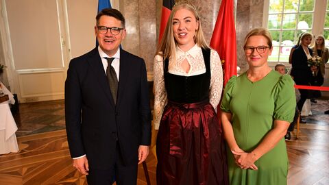Ministerpräsident Boris Rhein mit seiner Frau Tanja Raab-Rhein und der Frankfurter Weinkönigin Lena I.; Lena Roie. 