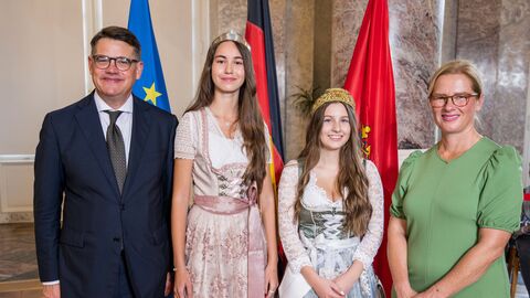 Ministerpräsident Boris Rhein mit seiner Frau Tanja Raab-Rhein und Weinkönigin Stella I. mit der Weinprinzessin Lea I.