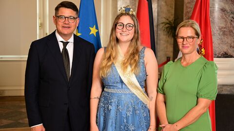 Ministerpräsident Boris Rhein mit seiner Frau Tanja Raab-Rhein und der Nauroder Äppelblütenkönigin Lena I.; Lena Henning.