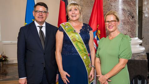 Ministerpräsident Boris Rhein mit seiner Frau Tanja Raab-Rhein und der Oberräder "Frankfurter Grüne Soße" Königin Susanne I.