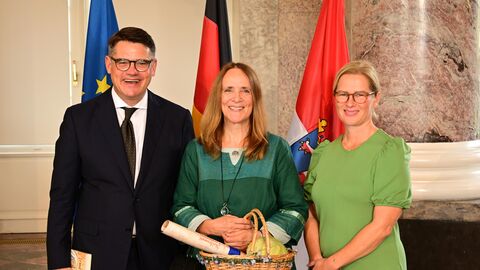 Ministerpräsident Boris Rhein mit seiner Frau Tanja Raab-Rhein und die Irminrat VII. von Großauheim; Martina Körner.