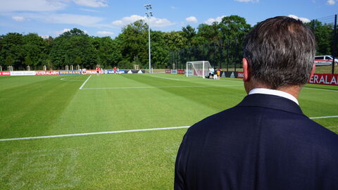 Ministerpräsident Boris Rhein bei der Schlüsselübergabe der neuen DFB-Akademie 
