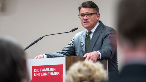Ministerpräsident Rhein am Rednerpult beim Nuejahrsemfpang hessischer Familienunternehmen.
