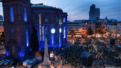 Lichtinszenierung der Paulskirche  Bild zeigt die beleuchtete Paulskirche in Frankfurt am Main mit dem Spruch "Was immer du wählst, wähl Europa"
