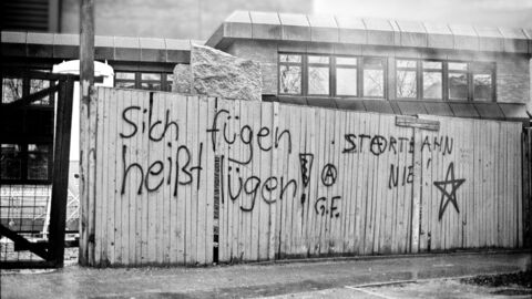 Auf einer Mauer steht gesprayt der Satz "Sich fügen heißt lügen"