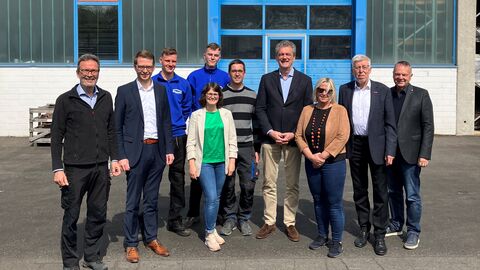 Engagiert für Handwerk und duale Berufsausbildung (v.l.n.r.): Holger Domaschka (Senior-Chef), Michael Ruhl MdL, Till Schneider (Dachdecker-Geselle), Eilin Domaschka (Buchhaltung), Justin Opitz (Auszubildender), Lukas Domaschka (Junior-Chef), Staatssekretär Dr. Martin Worms, Gabriele Domaschka (Prokuristin), Bernhard Mundschek (Hauptgeschäftsführer Handwerkskammer Wiesbaden) und Lothar Pietsch (Stadtrat Lauterbach) Engagiert für Handwerk und duale Berufsausbildung (v.l.n.r.): Holger Domaschka (Senior-Chef), Michael Ruhl MdL, Till Schneider (Dachdecker-Geselle), Eilin Domaschka (Buchhaltung), Justin Opitz (Auszubildender), Lukas Domaschka (Junior-Chef), Staatssekretär Dr. Martin Worms, Gabriele Domaschka (Prokuristin), Bernhard Mundschek (Hauptgeschäftsführer Handwerkskammer Wiesbaden) und Lothar Pietsch (Stadtrat Lauterbach)