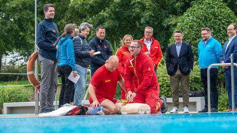 Ministerpräsident Boris Rhein mit Ehrenamtlichen der DLRG im Freibad Friedrichsdorf Ministerpräsident Boris Rhein mit Ehrenamtlichen der DLRG im Freibad Friedrichsdorf