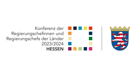Logo MPK Es ist eine Wort-Bildmarke zu sehen. Neben dem Schriftzug "Konferenz der Regierungschefinnen und Regierungschefs der Länder 2023/2024 Hessen", sind 16 bunte Punkte zu sehen die in einem Quadrat angeordnet sind. Rechts daneben befindet sich das Wappen des Landes Hessen. Das Hessische Landeswappen zeigt im blauen Schilde einen neunmal silbern und rot geteilten steigenden Löwen mit goldenen Krallen. Auf dem Schilde ruht ein Gewinde aus goldenem Laubwerk mit von blauen Perlen gebildeten Früchten.