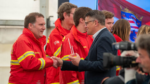 Tag des Ehrenamts - Ministerpräsident Boris Rhein spricht mit Rettungskräften