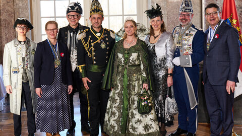 Ministerpräsident Boris Rhein und seine Frau Tanja Raab-Rhein empfangen im Schloss Biebrich in Wiesbaden das Gießener Prinzenpaar Prinz Markus I. und  Prinzessin Katja I. mit Kronprinz Paul, Adjutant Ralf, Hofdame Nadine und Generalinspizient Frank von der Gießener Fassnachts-Vereinigung 1957 e.V.;  Markus, Katja und Paul Brandt, Ralf und Nadine Fischer, Frank Beck. 