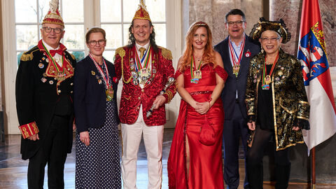 Ministerpräsident Boris Rhein und seine Frau Tanja Raab-Rhein empfangen im Schloss Biebrich in Wiesbaden Prinz Marcus I. und Prinzessin Nicole I. mit Hofdame Sigrid I. und Obersthofmarschall Michael I. vom Festkomitee Carneval in den Kath. Kirchengemeinden e.V. Stadtallendorf, Marcus Licher, Nicole Kremer, Sigrid Zimmermann-Mielke und Michael Feldpausch. 