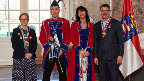 Ministerpräsident Boris Rhein und seine Frau Tanja Raab-Rhein empfangen im Schloss Biebrich in Wiesbaden Prinz Alexander I. und Prinzessin  Andrea I. von der Karnevalistischen Vereinigung Grünberg 1927 e.V.; Alexander und Andrea Strauch