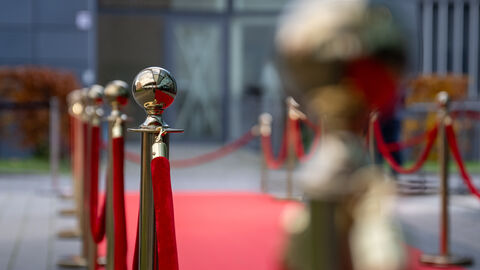 Roter Teppich mit rotemn Samtbändern abgesperrt