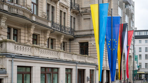 Außenansicht Staatskanzlei, Ukraine-Flagge, Europa-Flagge, Deutschland-Flagge und Hessen-Flagge wurden gehisst