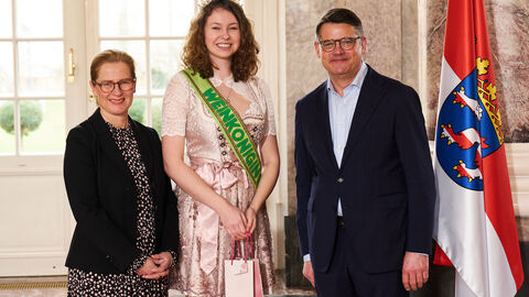 Ministerpräsident Boris Rhein empfängt gemeinsam mit seiner Frau Tanja Raab-Rhein Weinkönigin Hannah I. aus dem Elbgrund im Wiesbadener Schloss Biebrich; Hannah Sophie Krohn.