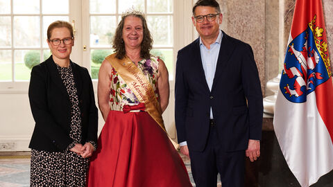 Ministerpräsident Boris Rhein empfängt gemeinsam mit seiner Frau Tanja Raab-Rhein die Apfelweinkönigin Manuela I. des Vereinsring Gallus e.V. im Wiesbadener Schloss Biebrich; Manuela Isik.