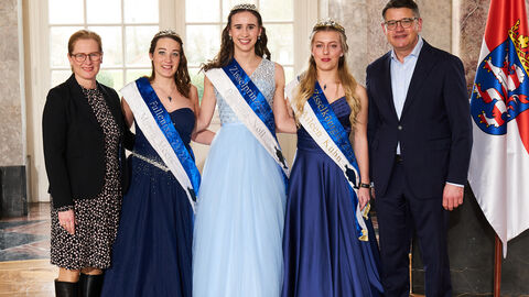 Ministerpräsident Boris Rhein empfängt gemeinsam mit seiner Frau Tanja Raab-Rhein Zisselkönigin Aileen, Zisselprinzessin Paulina und Fullenixe Maren im Wiesbadener Schloss Biebrich; Aileen Kuhn, Paulina Noll und Maren Meers. 