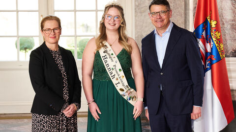 Ministerpräsident Boris Rhein empfängt gemeinsam mit seiner Frau Tanja Raab-Rhein die Büdinger Froschkönigin Hannah I.im Wiesbadener Schloss Biebrich; Hannah Schäfer.  