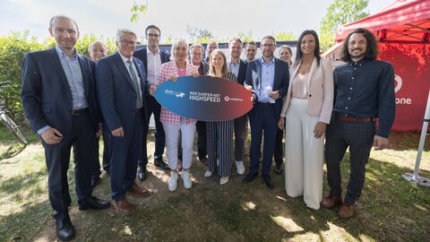 Glasfaserausbau Main-Kinzig-Kreis Digitalministerin Sinemus mit weiteren Akteuren gemeinsam zum Gruppenfoto aufgestellt.