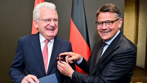 Ministerpräsident Boris Rhein (rechts) überreicht das Verdienstkreuz 1. Klasse an Professor Dr. Wilhelm Bender (links).