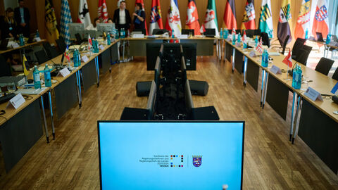 Ministerpräsidentenkonferenz am 20. Juni in Berlin Runder Tisch mit Monitor