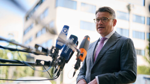 Hessischer Ministerpräsident Boris Rhein spricht vor Journalisten Hessischer Ministerpräsident Boris Rhein steht vor Mikrofonen und spricht