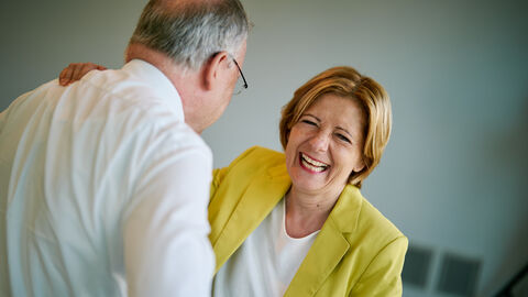 Malu Dreyer im Gespräch mit dem niedersächischen Ministerpräsidenten Stephan Weil Malu Dreyer und Stephan Weil lachen zusammen
