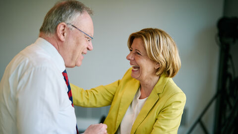 Malu Dreyer im Gespräch mit dem niedersächischen Ministerpräsidenten Stephan Weil Malu Dreyer und Stephan Weil lachen zusammen