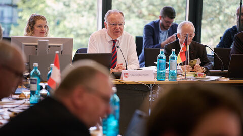 Der niedersächische Ministerpräsidenten Stephan Weil Stephan Weil spricht am runden Tisch